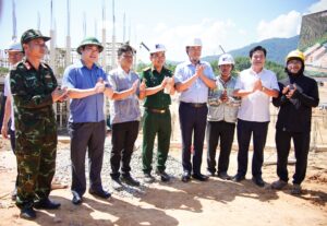 Bí thư Thành ủy Đà Nẵng Lê Ngọc Quang kiểm tra tiến độ trường học, tặng quà người dân khó khăn vùng cao